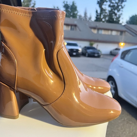 Stylish Tan Ankle Boots - Picture 1 of 3